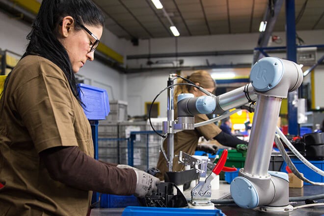A cobot working in collaboration with a human
